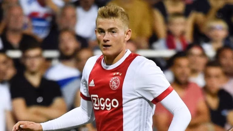 Cầu thủ trẻ Matthijs de Ligt của Ajax đang là cái tên khiến nhiều CLB lớn ở châu Âu có thể phá kỷ lục chuyển nhượng vì cầu thủ 18 tuổi.