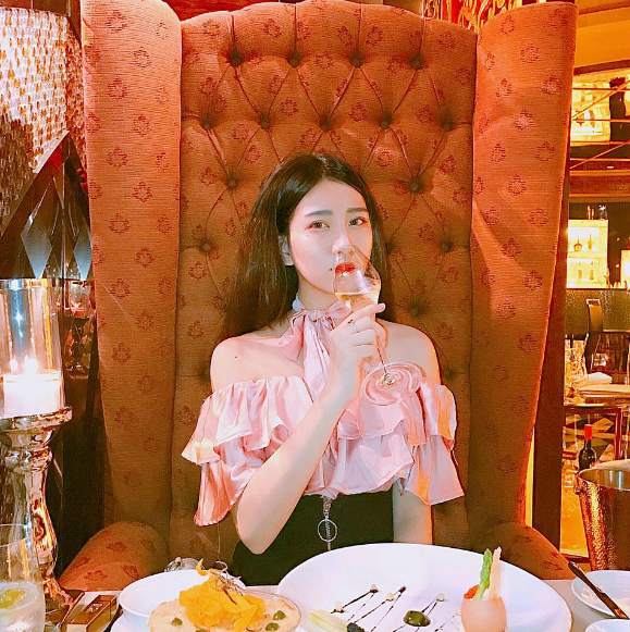 Những cuộc vui bất tận hay ăn tối tại những nhà hàng sang trọng cũng được Ý Nhi liên tục được cập nhật trên trang cá nhân.