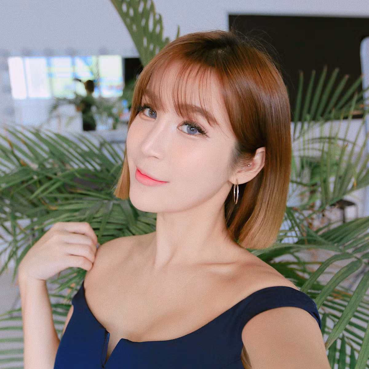 Blogger Miyake Ng sinh ngày 14/12/1989, dù tuổi đời còn rất trẻ nhưng cô nàng này đang là một tay viết và trình bày blog hàng đầu tại Singapore và được giới trẻ tại "Đảo quốc Sư tử" hết sức hâm mộ.