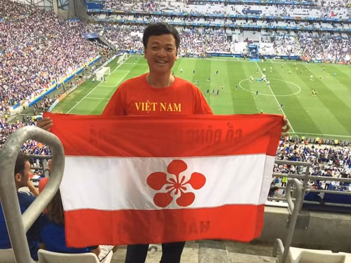 Để tới Euro, hai CĐV Việt nhiệt tình này đã phải chuẩn bị mọi thứ rất kỹ càng, từ hộ chiếu cho tới việc chọn chỗ nghỉ ngơi gần các SVĐ diễn ra các trận đấu. Họ cũng không quên mang theo lá cờ đỏ sao vàng và bộ quần áo "Việt Nam với Euro" do một CĐV tự thiết kế.