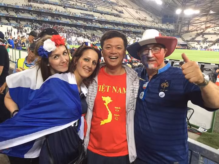 Theo anh Hoàn Pháo, mục đích của anh trong chuyến đi này không chỉ tận hưởng không khí sống động của ngày hội bóng đá hấp dẫn nhất hè 2016 mà anh còn cho cả thế giới thấy rằng, Việt Nam là đất nước vô cùng yêu môn thể thao vua.