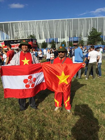 Các CĐV Việt Nam đến với VCK Euro 2016 tại Pháp gồm có những cái tên khá quen mặt với NHM bóng đá nước nhà như Quê râu (Nguyễn Ngọc Quê) hay Hoàn Pháo (Trần Văn Hoàn).
