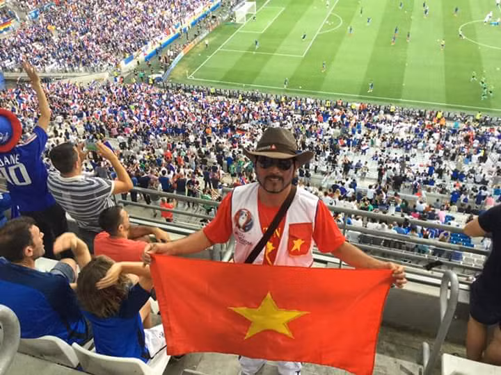 VCK Euro 2016 diễn ra vô cùng màu sắc không chỉ ở trên sân cỏ mà còn đến từ các CĐV. Mới đây, một nhóm CĐV Việt Nam cũng đã có mặt tại Pháp để hòa mình vào không khí nhộn nhịp của ngày hội này.