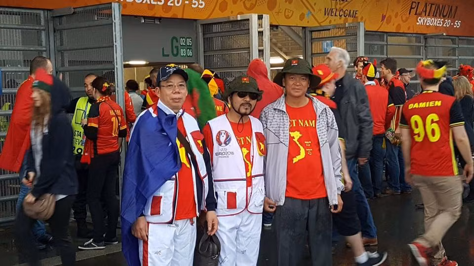 Nhóm CĐV Việt Nam chụp ảnh trước khi vào sân chứng kiến trận tứ kết giữa Bỉ và Xứ Wales.