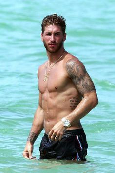 Với thân hình vạm vỡ được tô điểm bởi những hình xăm cá tính, trung vệ của Real Madrid khiến nhiều chị em mắt thèm thuồng ngắm nhìn.