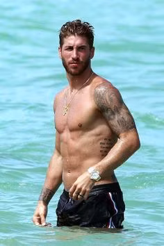 Với thân hình vạm vỡ được tô điểm bởi những hình xăm cá tính, trung vệ của Real Madrid khiến nhiều chị em mắt thèm thuồng ngắm nhìn.