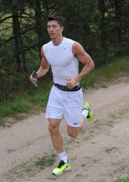 Nhờ chăm chỉ luyện tập hàng ngày, tiền đạo người Ba Lan này luôn có được một thân hình săn chắc.