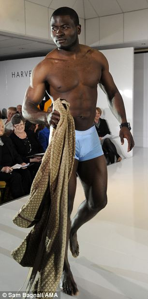 Với thân hình săn chắc, cầu thủ người Cameroon này còn là một người mẫu của nhiều show diễn thời trang.