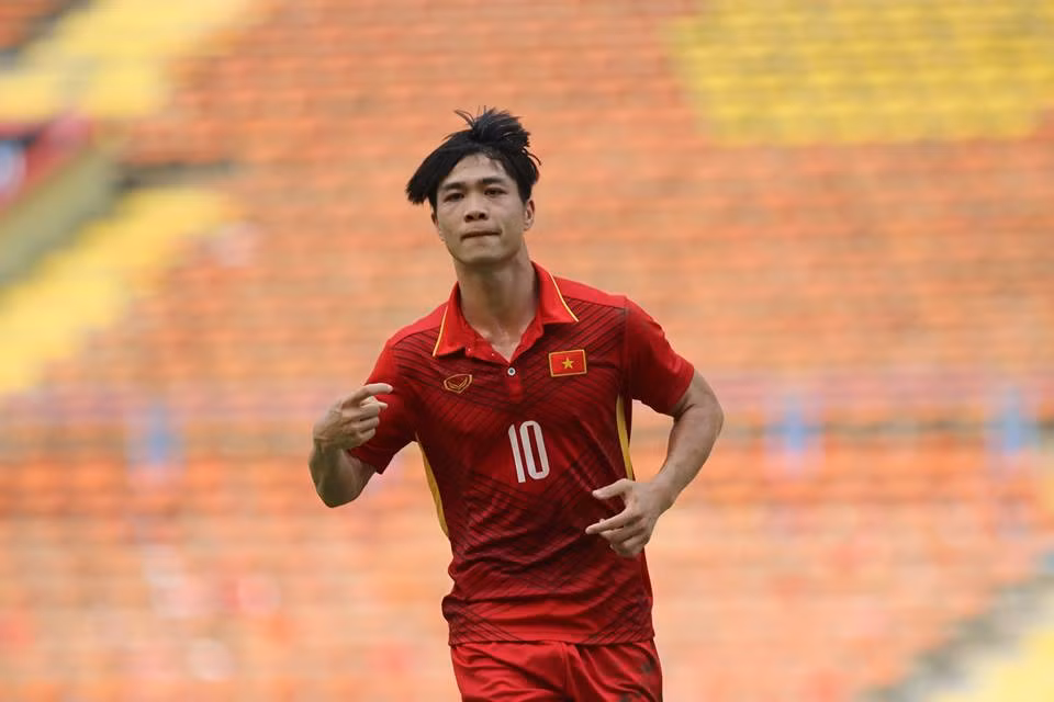 AFC cũng nhận định U22 Việt Nam đang tiến gần hơn tới tấm vé vào bán kết SEA Games 29. Theo tính toán, ở 2 trận đấu cuối gặp Indonesia và Thái Lan thầy trò HLV Hữu Thắng chỉ cần giành 2 điểm là nắm chắc suất vào bán kết. Ảnh: Thethao&amp;vanhoa