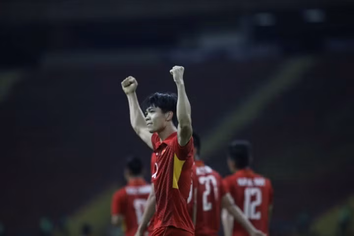 Tuy nhiên, theo nhận xét của nhiều người, họ vẫn cảm thấy "ngứa mắt" với những pha đi bóng có phần tham lam và cá nhân của Công Phượng. Nếu cầu thủ gốc Nghệ An này biết đồng đội hơn thì những cơ hội của ĐT U22 Việt Nam sẽ sáng sủa hơn rất nhiều. Ảnh: Nam Nguyễn