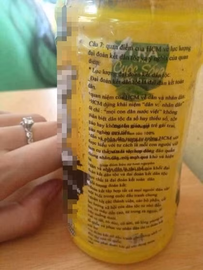 Nhãn chai nước ngọt có phao thi, điều mà các giám thị phải đau đầu suy nghĩ.