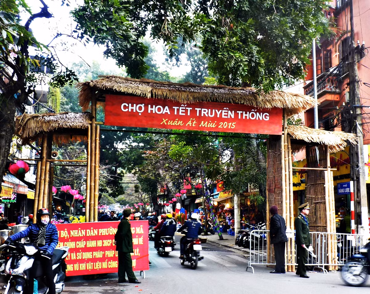 Chợ hoa Hàng Lược là chợ truyền thống chỉ mở mỗi dịp Tết đến xuân về. Trước thềm năm mới một tuần, nơi đây là một trong những điểm đến yêu thích của nhiều người dân Hà Nội và Việt kiều từ nước ngoài về quê hương đón năm mới.