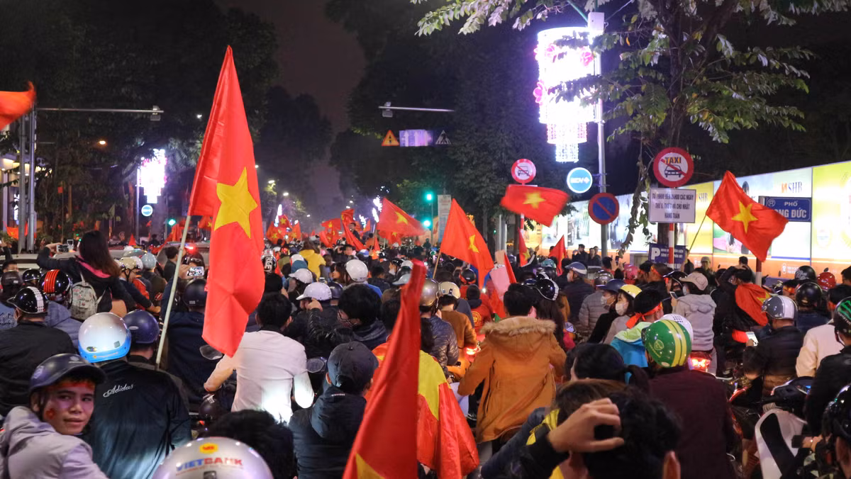 Hòa chung niềm vui với niềm vui của các cầu thủ U23 Việt Nam, tại Hà Nội và một số thành phố lớn khác như Sài Gòn hay Cần Thơ, hàng vạn người dân ra đường với cờ quạt để chúc mừng chiến thắng.