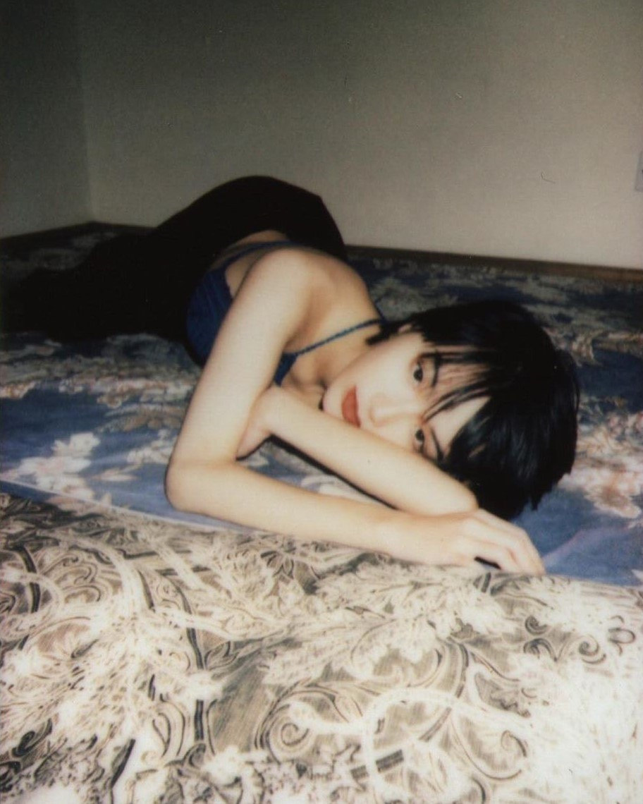 Nhờ vẻ đẹp phi giới tính nổi bật, Kim Liên được nhiều nhiếp ảnh gia và shop thời trang mời làm mẫu ảnh. Các bức hình của hot girl sinh năm 1999 thu hút hàng nghìn lượt like, chia sẻ và bình luận khen ngợi từ dân mạng.