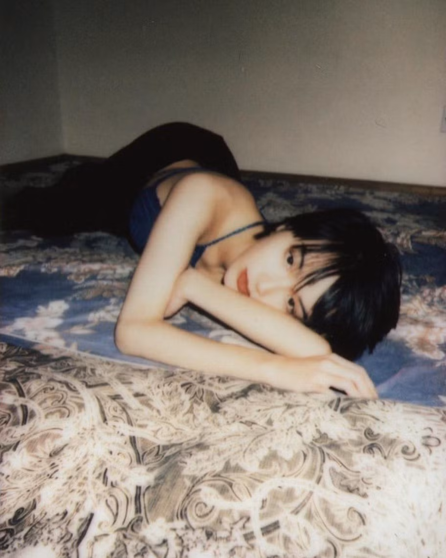 Nhờ vẻ đẹp phi giới tính nổi bật, Kim Liên được nhiều nhiếp ảnh gia và shop thời trang mời làm mẫu ảnh. Các bức hình của hot girl sinh năm 1999 thu hút hàng nghìn lượt like, chia sẻ và bình luận khen ngợi từ dân mạng.