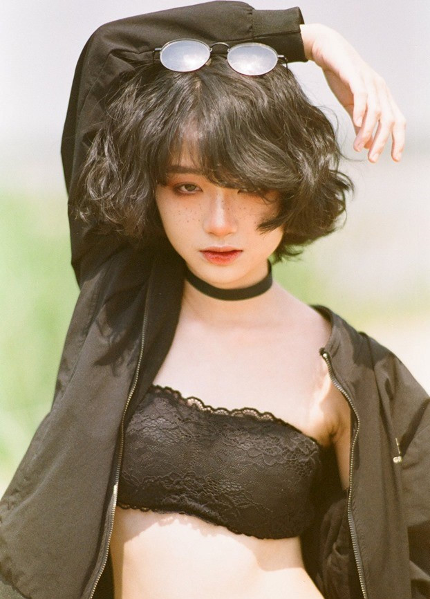 Không chỉ sở hữu vẻ ngoài đẹp trai, đôi lúc Kim Liên còn được dân mạng nhìn theo con mặt khác khi biến hóa thành cô gái cá tính với mái tóc uốn xoăn nhẹ nhàng, đôi mắt cực sắc.