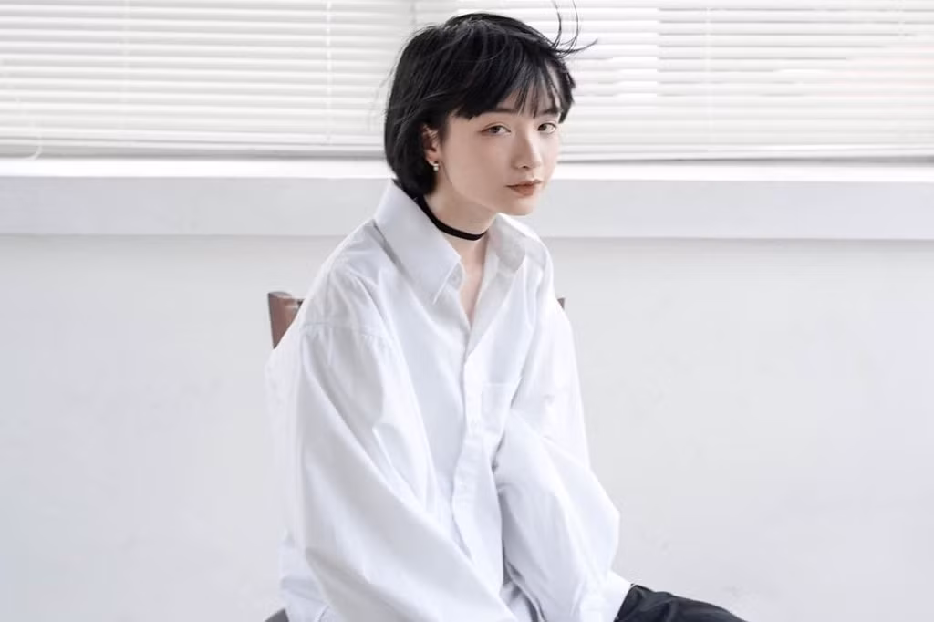 Khái niệm vẻ đẹp phi giới tính thời gian qua được nhiều dân mạng nhắc tới. Đó là những cô gái, chàng trai sở hữu nét đẹp của cả nam lẫn nữ mà bất cứ ai nhìn vào cũng phải mê mệt. Mới nhất, đại diện cho vẻ đẹp hội tụ cả nam lẫn nữ này mang tên Lưu Kim Liên.