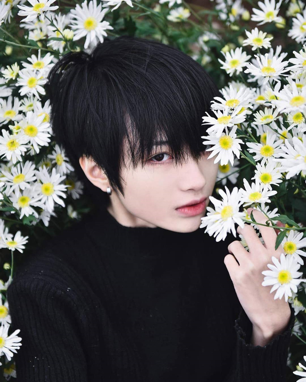 Vẻ đẹp phi giới tính của Kim Liên được "khai quật" vào năm cuối cấp 3 khi Kim Liên chụp ảnh kỉ yếu và cũng là lúc cô nàng bắt đầu để tóc ngắn. Những bức ảnh kỉ yếu của Kim Liên đã thực sự gây bão một thời trên khắp các trang, nhóm hội trên MXH.