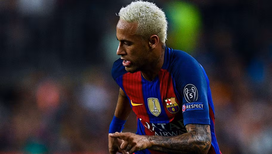 Neymar nổi tiếng là một cầu thủ màu mè với những kiểu tóc mới lạ và những hình xăm trên mình vô cùng "ngầu". Chính những điều này khiến anh trở thành cầu thủ sở hữu lượng fan lớn trên mạng xã hội, tiền đạo người Brazil có tới 58 triệu lượt like trên Facebook.