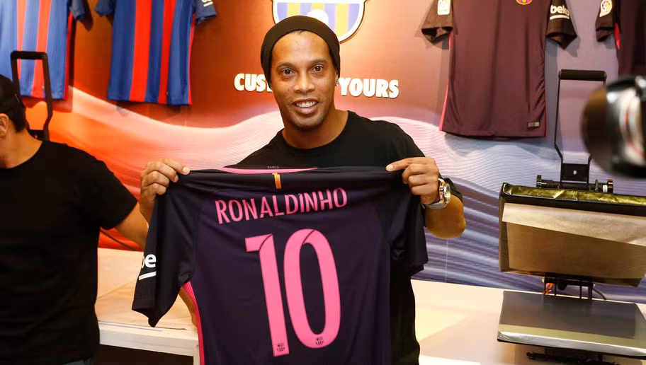 Đã qua thời kì đỉnh cao, nhưng Ronaldinho vẫn có sức hút riêng của mình. Tiền đạo đa tài này cuốn hút NHM bằng những đường kỹ thuật điêu luyện và anh cũng có 34 triệu người like .