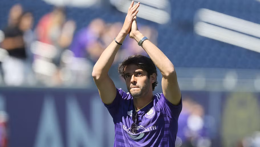 Cũng giống như Ronaldinho, Kaka cũng đã qua thời kì đỉnh cao, thế nhưng anh vẫn có lượng fan lớn trên mạng xã hội. Cầu thủ đẹp trai này có tới 32 triệu người like trên trang cá nhân.