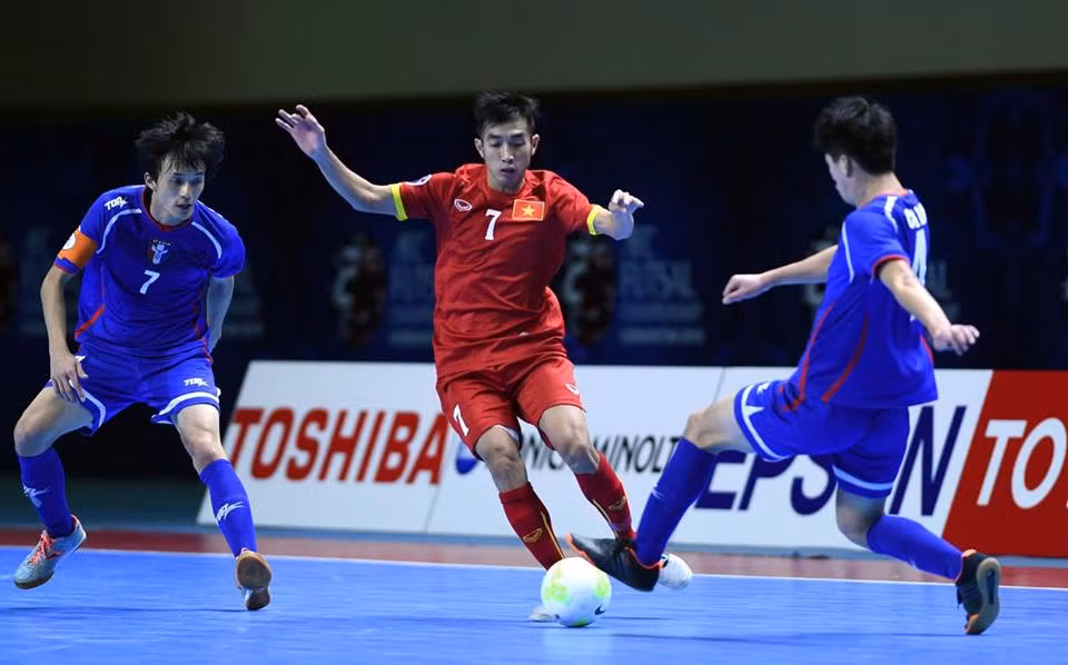 Phùng Trọng Luân sinh ra tại Nha Trang trong gia đình đông anh em. Học xong cấp 3, chàng trai trẻ này đã phải bươn trải kiếm tiền từ chân tiếp thi đến nghiệp bán cafe. Năm 2007, chỉ với mức lương 1,8 triệu đồng/ tháng khiến Trọng Luân không dám ăn tiêu để gửi tiền về nhà lo cho bố mẹ già. Đây cũng chính là kỉ niệm khiến anh không thể quên trong những ngày cơ cực.