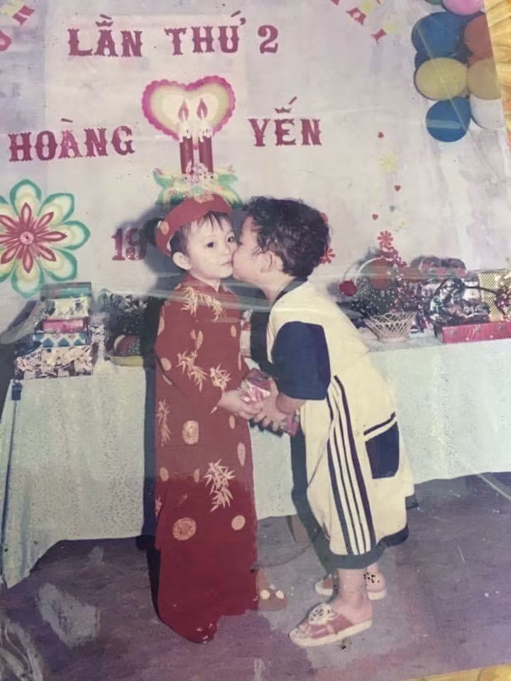 Dan mang thich thu khoe anh bi “cuop” nu hon dau doi