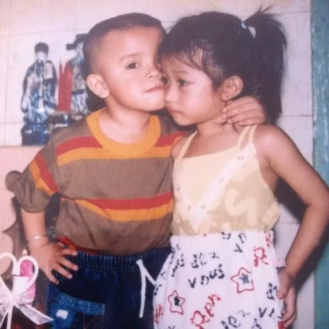 Nhiều dân mạng hồi tưởng rằng, nụ hôn đầu đời của mình bị tước đoạt là do khi còn bé "trót dại" nghe lời phụ huynh tạo dáng cùng đứa bạn trong buổi sinh nhật.