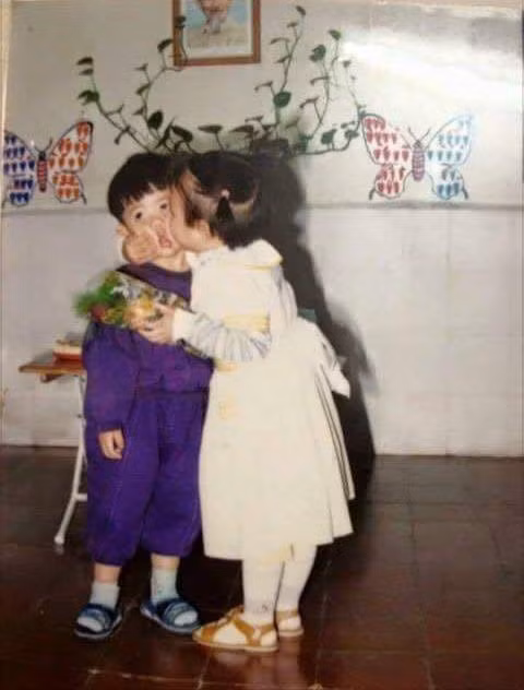 Ai cũng biết rằng nụ hôn đầu đời mang lại cảm giác nhẹ nhàng khiến bất cứ ai cũng phải in đậm trong tim. Nhưng với những đứa trẻ, chúng chỉ cảm thấy mến 1 ai đó nên trao cho họ luôn nụ hôn vào má.