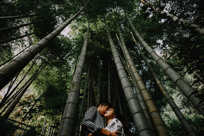 Do có sự tư vấn của ekip chụp hình và bản thân cô dâu cũng là hướng dẫn viên du lịch nên cặp tình nhân không gặp mấy khó khăn khi thực hiện ảnh cưới ở nước ngoài.