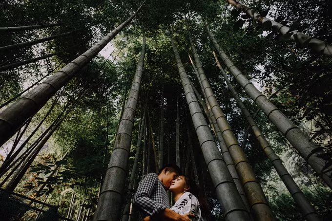 Do có sự tư vấn của ekip chụp hình và bản thân cô dâu cũng là hướng dẫn viên du lịch nên cặp tình nhân không gặp mấy khó khăn khi thực hiện ảnh cưới ở nước ngoài.