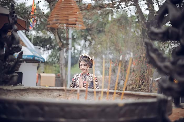 Nhân dịp đầu năm mới, cô giáo 9X xinh đẹp này chia sẻ bộ ảnh khoe sắc xuân đằm thắm tại đền Trần