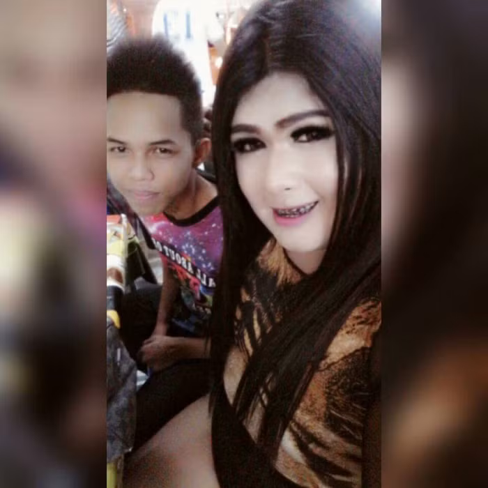 Đặc biệt, ở cặp đôi đũa lệch này người ta chú ý tới cô nàng có tên là Ekachai. Cô nàng này không sở hữu hữu vẻ ngoài đẹp lung linh hay dễ thương nhưng cô lại gây ấn tượng bởi thân hình quá khổ, gương mặt kì lạ và phong cách trang điểm độc đáo đến đáng sợ.