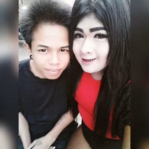 Mới đây, cư dân mạng đồn sự chú ý về một cặp đôi chàng cò hương nàng khủng long ở Thái Lan bởi họ quá đặc biệt về ngoại hình.