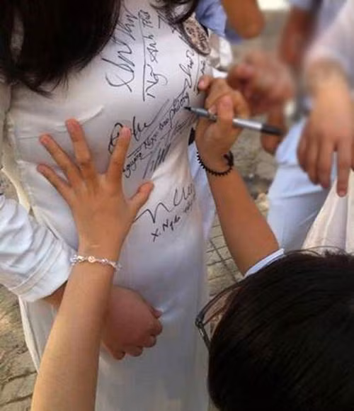 Lưu lại những dòng lưu bút trên vị trí nhạy cảm của các học sinh cấp 3 cũng là điều khiến nhiều người cảm thấy khó chịu