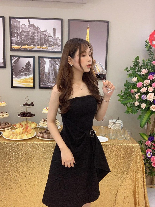 Gái xinh Việt xuất hiện trên báo Trung Quốc này sở hữu làn da trắng, đôi mắt to tròn, và đặc biệt là phong cách bình thường hơi bánh bèo nhưng khi diện trang phục sexy thì cũng cuốn hút không ngờ.