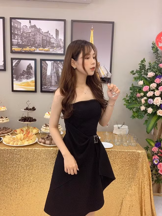 Gái xinh Việt xuất hiện trên báo Trung Quốc này sở hữu làn da trắng, đôi mắt to tròn, và đặc biệt là phong cách bình thường hơi bánh bèo nhưng khi diện trang phục sexy thì cũng cuốn hút không ngờ.