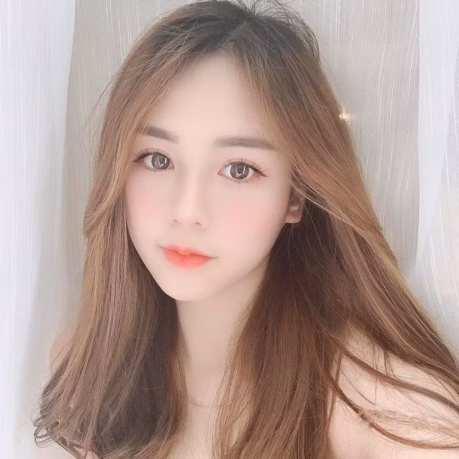 Phương Anh tên đầy đủ là Trần Phương Anh, sinh năm 1998 đến từ Hà Nội. Cô nàng hot girl Hà Nội này gây ấn tượng nhờ vẻ ngoài dễ thương nhưng cũng không kém cá tính.