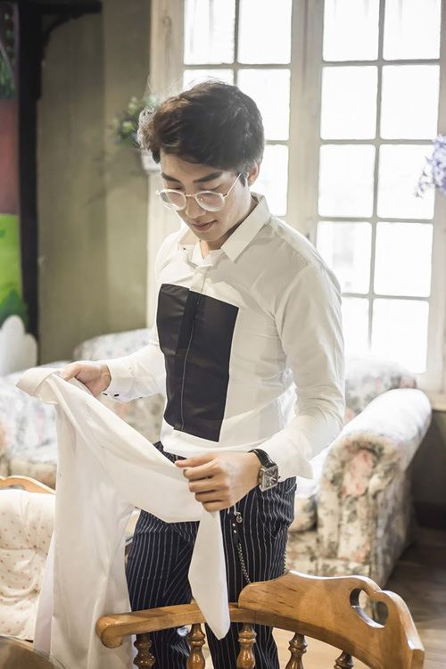 Những hình ảnh của nam thần bác sĩ ngay sau khi đăng tải đã nhận được hơn 12 nghìn lượt like. Nhiều nickname đã không ngần ngại chia sẻ dưới những bức ảnh của Vũ Quang rằng: Bà đẻ vào nhìn thấy thôi là đẻ luôn, không phải đỡ" hay "Mốt sang Hàn Quốc lấy chồng xong về Hà Nội sinh".