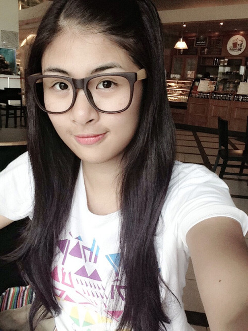 Cũng kết model kính không tròng là Hoa hậu Ngọc Hân.