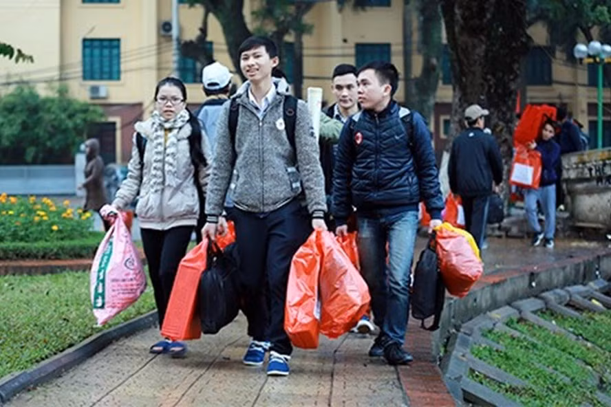 Bố mẹ còn đóng thùng cẩn thận, chỗ quà này có ăn tới Tết sang năm cũng chẳng hết.