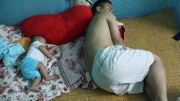 Các mẹ bỉm sữa thi nhau khoe ảnh con giống bố. Trong ảnh, 2 cha con khi ngủ cũng phải tạo dáng kiểu "quay lưng" với cả thế giới.