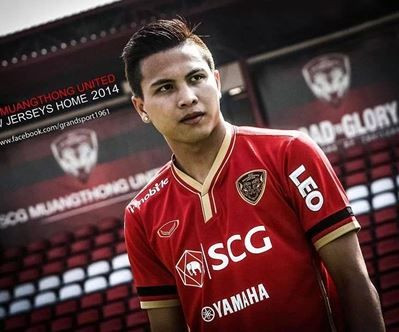 Thitipan Puangchan (Thái Lan) giá trị chuyển nhượng 360.000 bảng