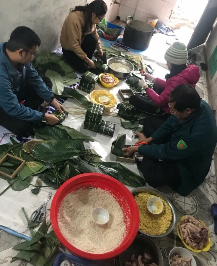 Vài ba gia đình trong xóm, chung nhau gạo, chung nhau đỗ và cả thịt để làm nên những chiếc bánh chưng cúng ông bà, tổ tiên ngày Tết truyền thống.