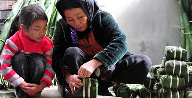 Cùng quan điểm với M.T là là nickname H.K (27 tuổi, Hà Nội) cho biết: "Ngày xưa đấy, cứ mong đến Tết là xung phong đi rửa lá để bà gói bánh. Bây giờ thì ai cũng bận chẳng còn thời gian làm việc đó nữa. Nhớ thì nhớ thật nhưng công việc cuốn mình đi chẳng thể nào quay lại".