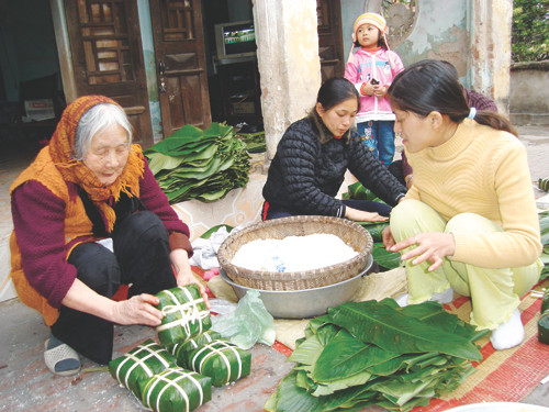 Theo nhiều người, ở xã hội thời gian là vàng, là bạc ngày nay việc mua bánh chưng sẽ tiện lợi hơn rất nhiều. Thậm chí, họ còn cho rằng thay vì mất công ngồi rửa lá, vo gạo, làm đỗ, luộc bánh thì thay bằng việc ra ngoài ngoài mua về đặt lên bàn thờ là xong.