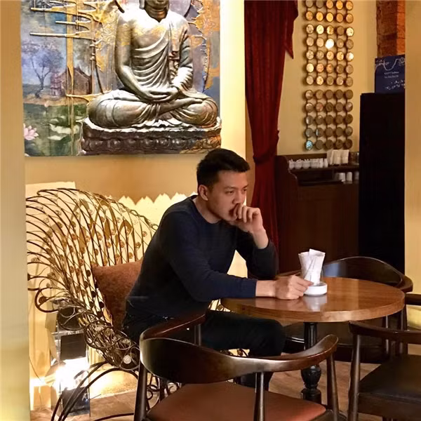 Cao Duy được chú ý tới nhờ chiều cao 1m82 cùng nụ cười sáng bóng, phong cách ăn mặc thời thượng, sành điệu.