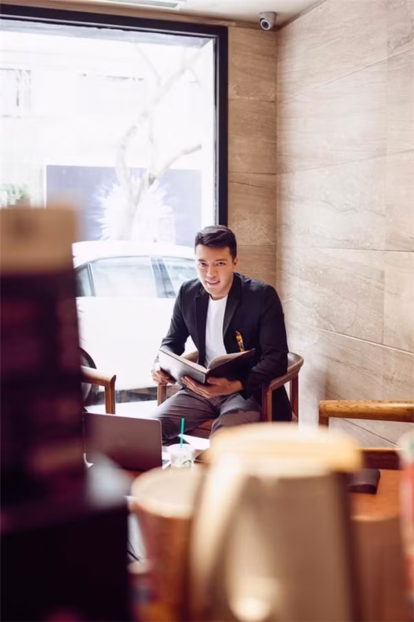 Thêm nữa cũng vì tính chất nghề nghiệp là một bác sĩ phẫu thuật nên Cao Duy rất ý thức giữ gìn hình ảnh và sức khỏe của mình.