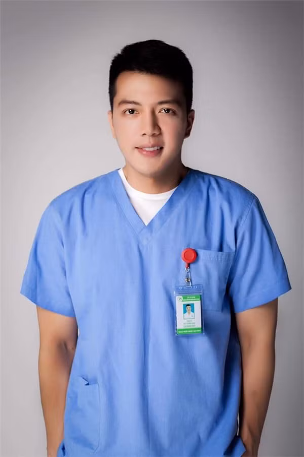 Sở hữu khuôn mặt nam tính, chiều cao khủng lên tới 1m82, chàng bác sĩ đẹp trai có tên Cao Duy vừa qua đã trở thành trung tâm chú ý của cộng đồng mạng Việt.