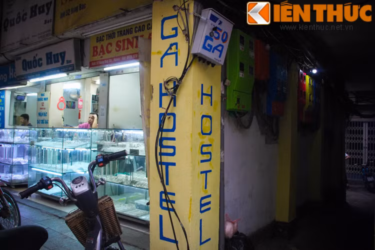 Những ngày vừa qua, con ngõ phố cổ nhỏ bé ở số 50 Hàng Bạc (Hoàn Kiếm - Hà Nội) trở nên nhộn nhịp, tươi mới một cách lạ thường nhờ những mảng tường đầy màu sắc do một anh chàng người Mỹ tự tay sơn sửa. Sự thay đổi này đã tạo ra một điểm nhấn thú vị giữa lòng phố cổ Hà Nội, thu hút được sự chú ý của nhiều người dân, người qua đường và các bạn trẻ gần xa.